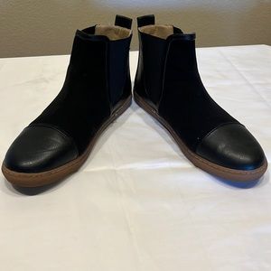 Ninewest size 11 Black and gummy pull on ankle boot.